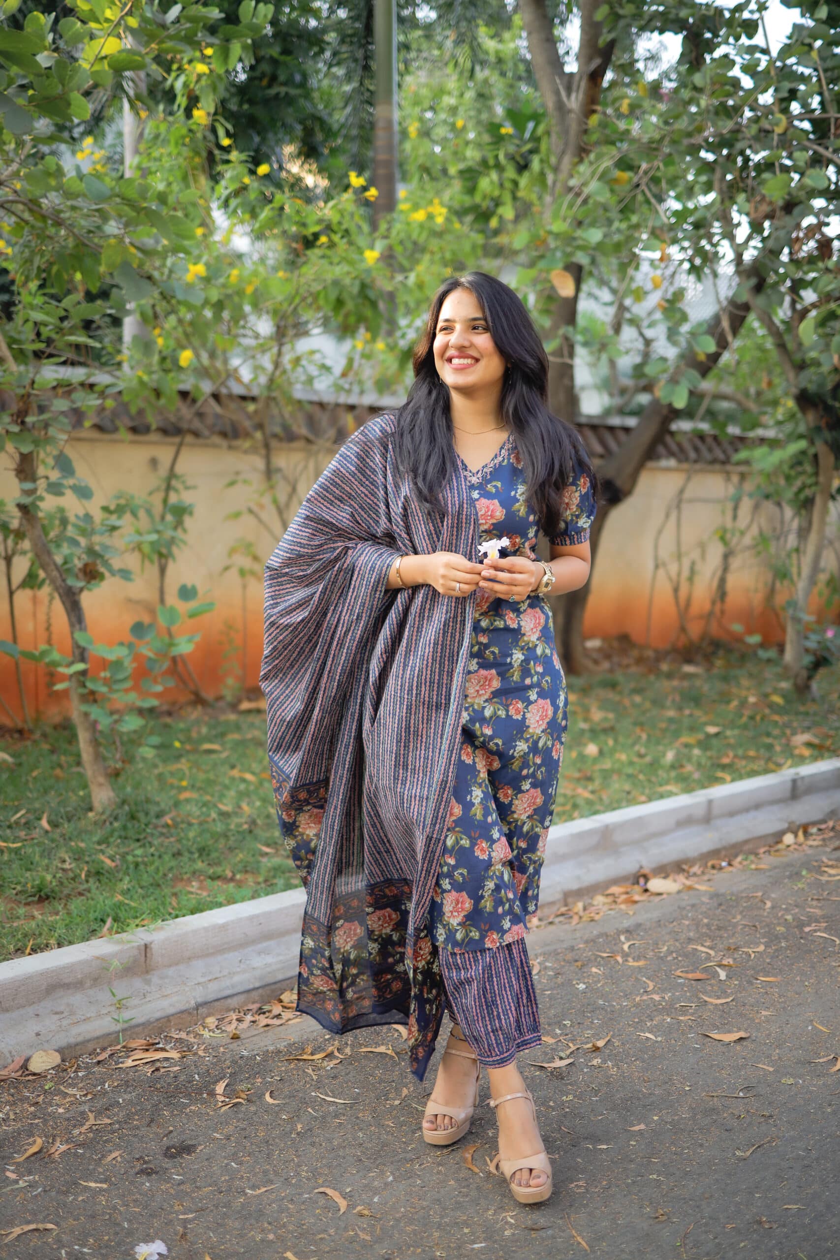 Laya 鈥� Floral Handblock Printed Organic Cotton Suit Set In Dark Blue