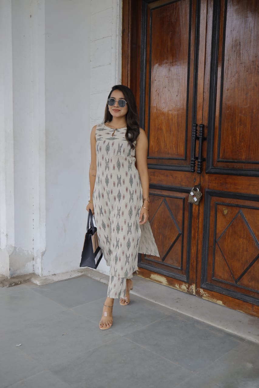 Taara ( ivory ) - Ikkat handwoven handloom cotton coord set in ivory