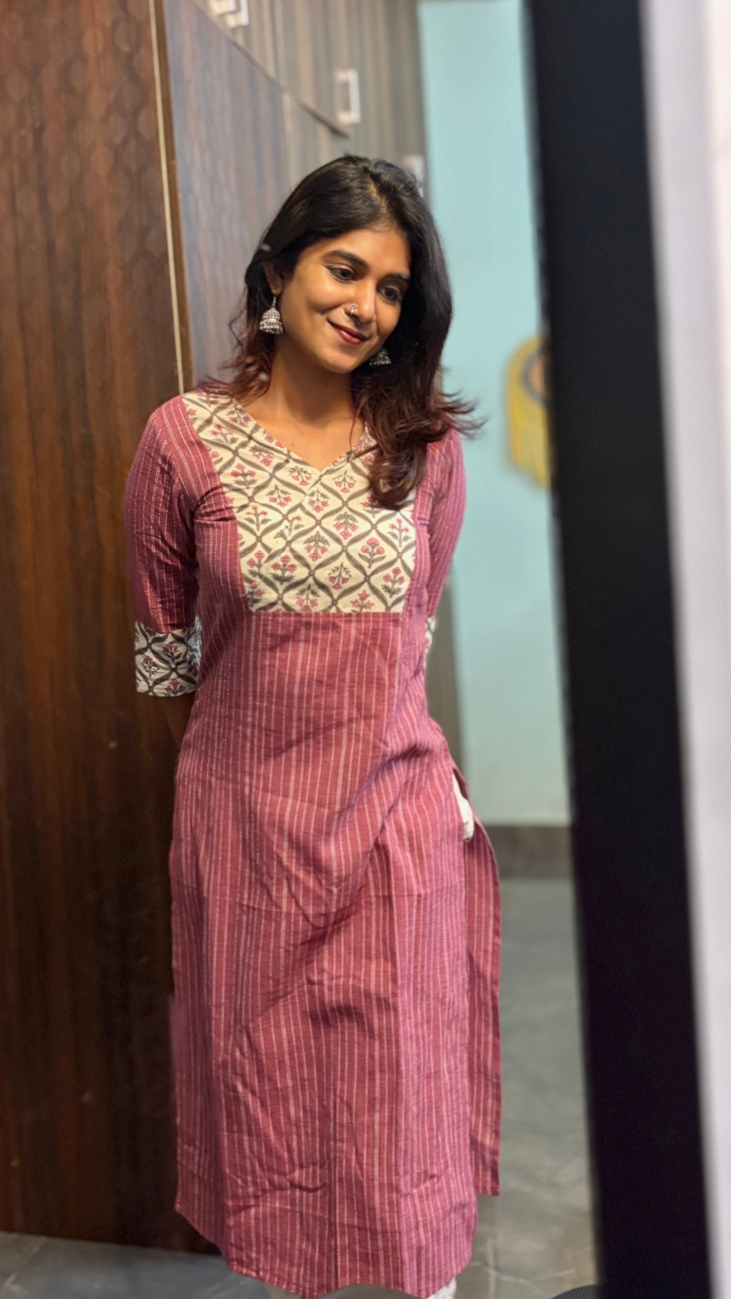 Pattern kurti 26- Handloom cotton kurti in mauve and white