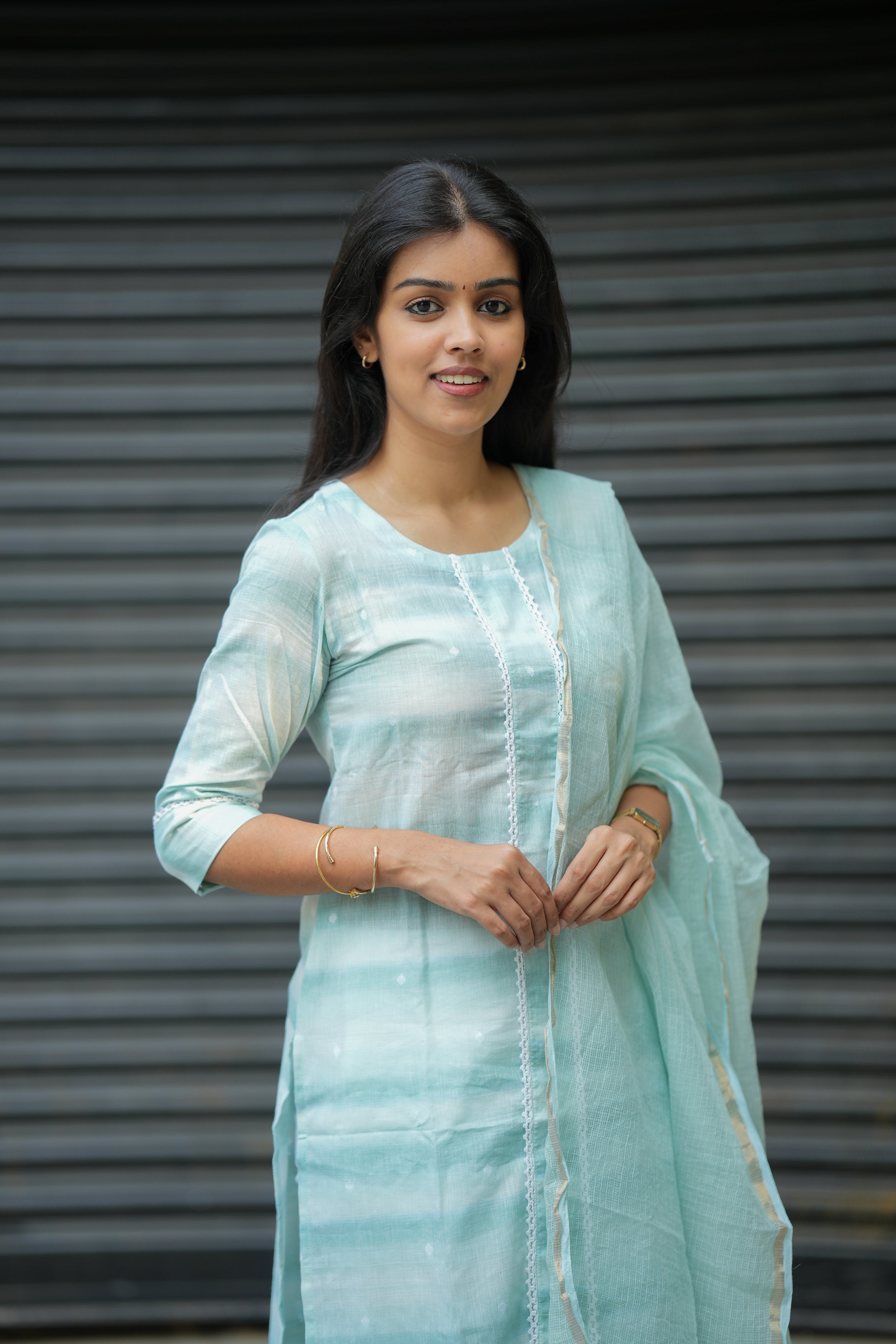 Yogitha (green) - handloom cotton kurta with kota dupatta with zari detail in green
